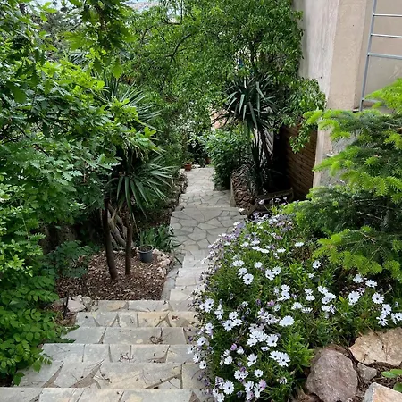 לינה וארוחת בוקר L'escarpee Belle 3*